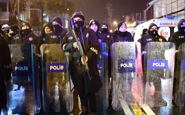 Turkish anti-riot police stand guard at the site of an armed attack on a nightclub on January 1, 2017 in Istanbul. (Yasin Akgul/AFP)