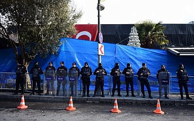 Turkish anti riot police officers in front of the Reina night club, one of Istanbul's most exclusive party spots, early on January 1, 2017 after at least one gunmen went on a shooting rampage in the nightclub during New Year's Eve celebrations. (AFP/YASIN AKGUL) Turkish anti riot police officers in front of the Reina night club, one of Istanbul's most exclusive party spots, early on January 1, 2017 after at least one gunmen went on a shooting rampage in the nightclub during New Year's Eve celebrations. (AFP/YASIN AKGUL)