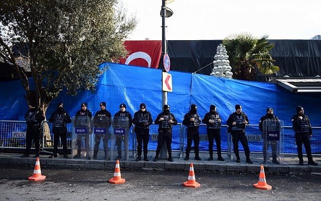 Turkish anti riot police officers in front of the Reina night club, one of Istanbul's most exclusive party spots, early on January 1, 2017 after at least one gunmen went on a shooting rampage in the nightclub during New Year's Eve celebrations. (AFP/YASIN AKGUL) Turkish anti riot police officers in front of the Reina night club, one of Istanbul's most exclusive party spots, early on January 1, 2017 after at least one gunmen went on a shooting rampage in the nightclub during New Year's Eve celebrations. (AFP/YASIN AKGUL)