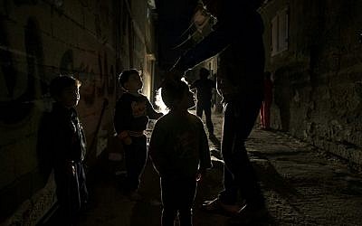 Palestinian children play on a street during a power cut in the Al-Shati refugee camp in Gaza City, on January 4, 2017. (AFP PHOTO / MAHMUD HAMS)