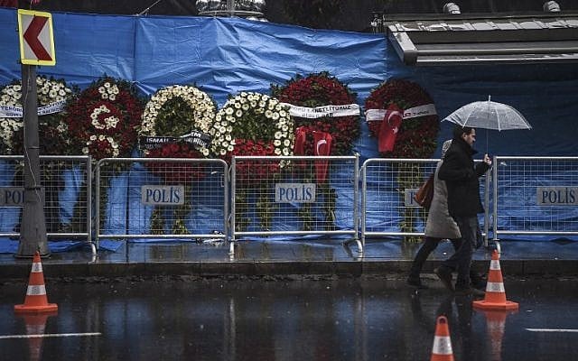 A couple walk past the Reina nightclub on January 5, 2017 in Istanbul, days after a gunman killed 39 people on New Year's night. (AFP PHOTO / OZAN KOSE)