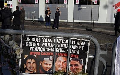 Republican guards stand outside the Hyper Cacher supermarket ahead of a ceremony marking the second anniversary of the deadly attack against the store in Paris on January 5, 2017. (AFP/CHRISTOPHE ARCHAMBAULT)