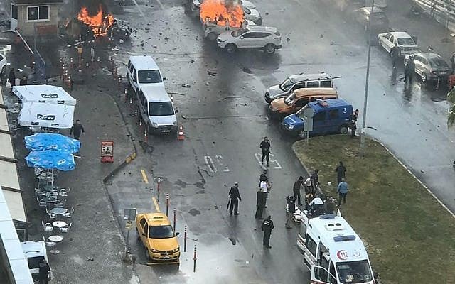 Cars burn in the street at the site of an explosion in front of the courthouse in Izmir on January 5, 2017. (AFP/ DOGAN NEWS AGENCY / DHA)