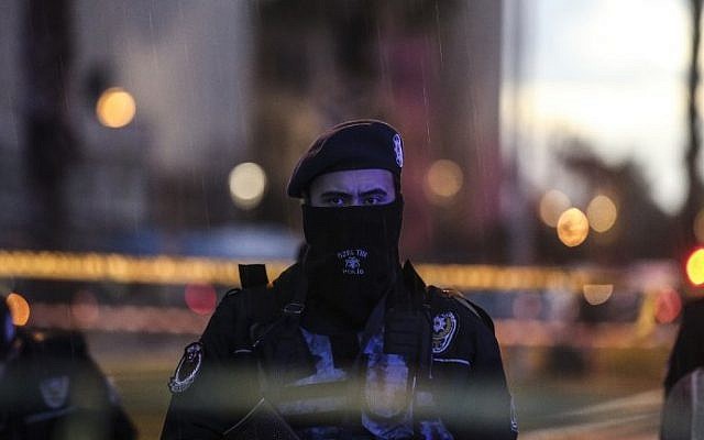 A Turkish police officer stands guard at the site of an explosion in front of the courthouse in Izmir on January 5, 2017. (AFP PHOTO / EMRE TAZEGUL) A Turkish police officer stands guard at the site of an explosion in front of the courthouse in Izmir on January 5, 2017. (AFP PHOTO / EMRE TAZEGUL)