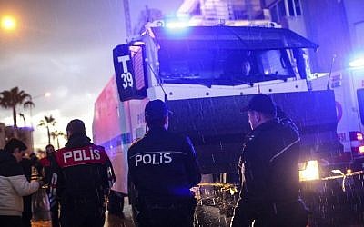 Turkish police officers stand guard at the site of an explosion in front of the courthouse in Izmir on January 5, 2017. (AFP PHOTO / EMRE TAZEGUL)