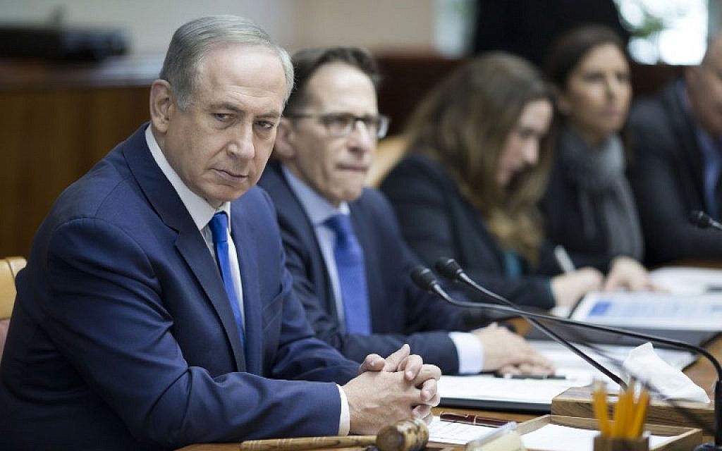 Israeli Prime Minister Benjamin Netanyahu chairs the weekly cabinet meeting in Jerusalem on January 8, 2017. (AFP/ POOL/ ABIR SULTAN)