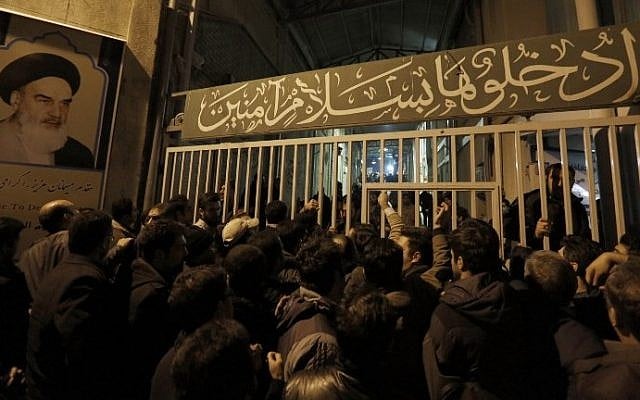 People arrive to mourn after the death of former Iranian president Akbar Hashemi Rafsanjani, at Jamaran mosque in Tehran, on January 8, 2017. (AFP PHOTO / ATTA KENARE)