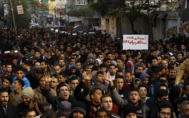 Palestinians chant slogans during a protest against the ongoing electricity crisis in Jabaliya refugee camp in the northern Gaza Strip on January 12, 2017. (AFP / MOHAMMED ABED) Palestinians chant slogans during a protest against the ongoing electricity crisis in Jabaliya refugee camp in the northern Gaza Strip on January 12, 2017. (AFP / MOHAMMED ABED)