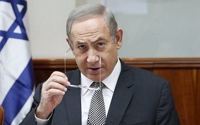 Prime Minister Benjamin Netanyahu attends the weekly cabinet meeting at his office in Jerusalem on January 15, 2017. (AFP Photo/Pool/Ronen Zvulun)