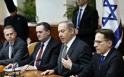 Prime Minister Benjamin Netanyahu (2nd-R) speaks during the weekly cabinet meeting at his office in Jerusalem on January 15, 2017. (AFP Photo/Pool/Ronen Zvulun)