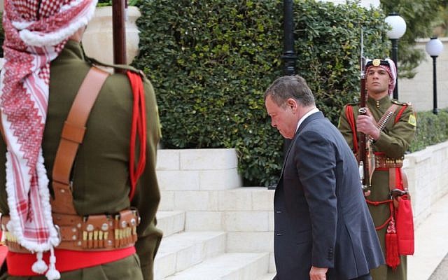 Jordanian King Abdullah II (C) arrives for a meeting at the Jordanian Royal Palace in Amman on January 15, 2017.(AFP PHOTO / POOL / Khalil MAZRAAWI) Jordanian King Abdullah II (C) arrives for a meeting at the Jordanian Royal Palace in Amman on January 15, 2017.(AFP PHOTO / POOL / Khalil MAZRAAWI)