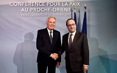 French Minister of Foreign Affairs Jean-Marc Ayrault (L) and French President Francois Hollande shake hands as they arrive for the Mideast peace conference in Paris on January 15, 2017.(AFP PHOTO / POOL AND AFP PHOTO / bertrand GUAY)