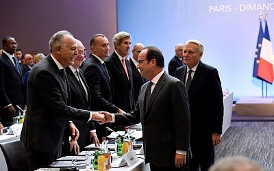 French President Francois Hollande (C) shakes hands with Moroccan Foreign Minister Salaheddine Mezouar (L) next to French Minister of Foreign Affairs Jean-Marc Ayrault (R) as he arrives for the Mideast peace conference in Paris on January 15, 2017.(AFP PHOTO / POOL / bertrand GUAY)