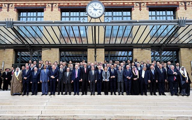 Officials pose for a group photo during the Mideast peace conference in Paris on January 15, 2017 (AFP Photo/Pool/Bertrand Guay) Officials pose for a group photo during the Mideast peace conference in Paris on January 15, 2017 (AFP Photo/Pool/Bertrand Guay)