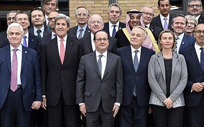 (First row From L) Russian Ambassador to France Alexander Orlov, US Secretary of State John Kerry, French President Francois Hollande, French Minister of Foreign Affairs Jean-Marc Ayrault, European Union Foreign Policy Chief Federica Mogherini, State Secretary for European Affairs Harlem Desir all pose for a picture during the Mideast peace conference in Paris on January 15, 2017. (AFP PHOTO / POOL / bertrand GUAY)