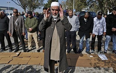 Arab Israeli Sheikh Raed Salah, leader of the radical northern wing of the Islamic Movement in Israel, prays with supporters in Umm al-Fahm after he was released from prison on January 17, 2017. (AFP Photo/Ahmad Gharabli)