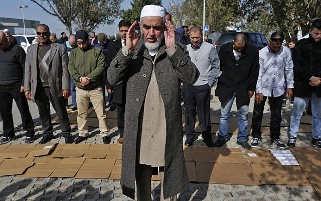Arab Israeli Sheikh Raed Salah, leader of the radical northern wing of the Islamic Movement in Israel, prays with supporters in Umm al-Fahm after he was released from prison on January 17, 2017. (AFP Photo/Ahmad Gharabli) Arab Israeli Sheikh Raed Salah, leader of the radical northern wing of the Islamic Movement in Israel, prays with supporters in Umm al-Fahm after he was released from prison on January 17, 2017. (AFP Photo/Ahmad Gharabli)