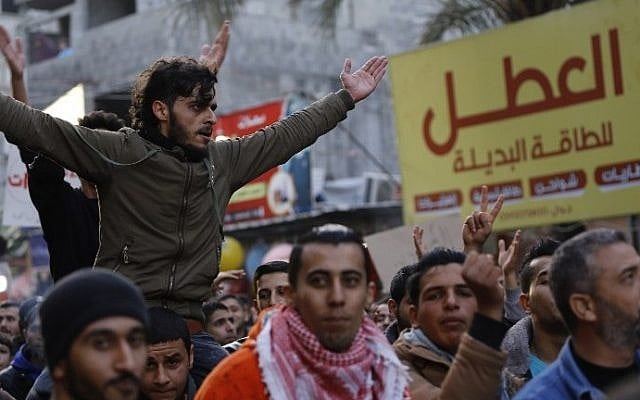 Palestinian activist Mohammed al-Taluli (top), 25, chants slogans during a protest at the Jabaliya refugee camp in the northern Gaza Strip on January 12, 2017, against the Palestinian enclave's ongoing electricity crisis. (AFP Photo/Mohammed Abed) Palestinian activist Mohammed al-Taluli (top), 25, chants slogans during a protest at the Jabaliya refugee camp in the northern Gaza Strip on January 12, 2017, against the Palestinian enclave's ongoing electricity crisis. (AFP Photo/Mohammed Abed)