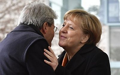 German Chancellor Angela Merkel (R) welcomes Italian Prime Minister Paolo Gentiloni at the Chancellery in Berlin on January 18, 2017. (AFP Photo/ John Macdougall)