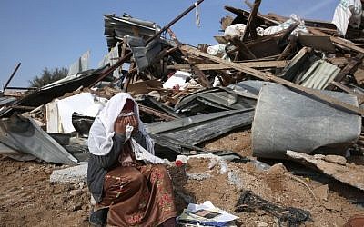 A Bedouin woman reacts to the destruction of houses on January 18, 2017 in the Bedouin village of Umm al-Hiran. (AFP PHOTO / MENAHEM KAHANA)