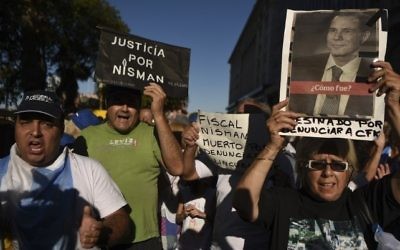 Activists take part in a ceremony marking the second anniversary of the controversial death of Argentinian prosecutor Alberto Nisman, in Buenos Aires,  January 18, 2017. (AFP/EITAN ABRAMOVICH)