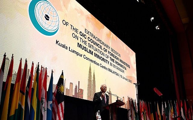 Malaysian Prime Minister Najib Razak gestures while addressing the Extraordinary Session of the Organisation of Islamic Cooperation (OIC) on the Rohingya situation in Myanmar, Kuala Lumpur, on January 19, 2017. (AFP/MANAN VATSYAYANA) Malaysian Prime Minister Najib Razak gestures while addressing the Extraordinary Session of the Organisation of Islamic Cooperation (OIC) on the Rohingya situation in Myanmar, Kuala Lumpur, on January 19, 2017. (AFP/MANAN VATSYAYANA)