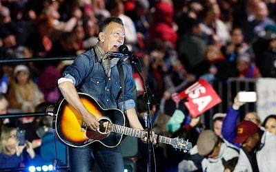 Bruce Springsteen performing during a rally in support of Democratic presidential nominee Hillary Clinton on Independence Mall in Philadelphia, Pennsylvania, November 6, 2016. (AFP/KENA BETANCUR)