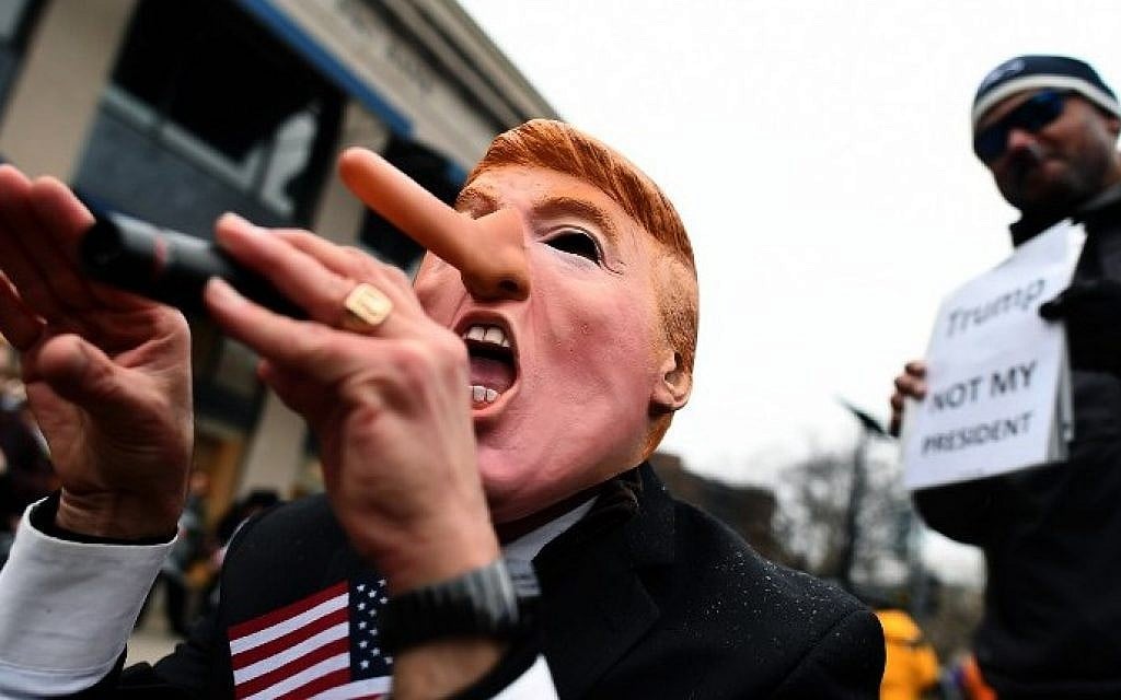 Demonstrators protest against US President-elect Donald Trump before his inauguration on January 20, 2017, in Washington, DC. (JEWEL SAMAD / AFP)






Donald Trump will be sworn in as the 45th president of the United States Friday -- capping his improbable journey to the White House and beginning a four-year term that promises to shake up Washington and the world. / AFP PHOTO / Jewel SAMAD
