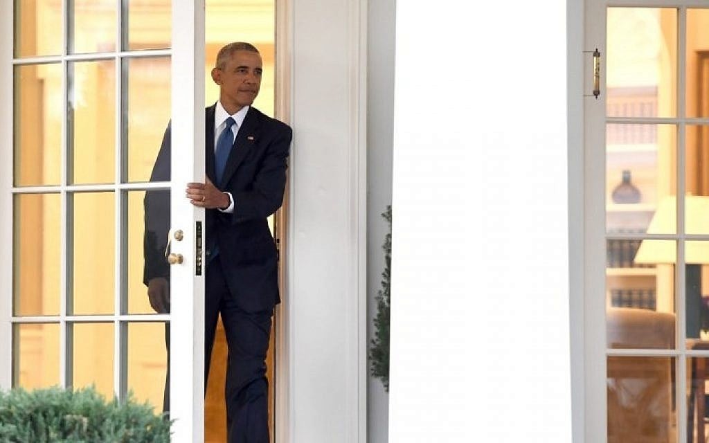 US President Barack Obama departs the Oval Office for the last time as president, at the White House in Washington, DC January 20, 2017.  (AFP PHOTO / JIM WATSON)