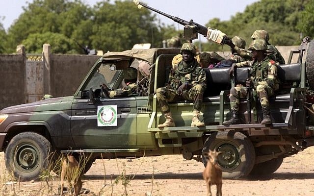 Senegalese soldiers patrol the area close to the Senegal-Gambia border near Karang on January 20, 2017. (AFP PHOTO / SEYLLOU)