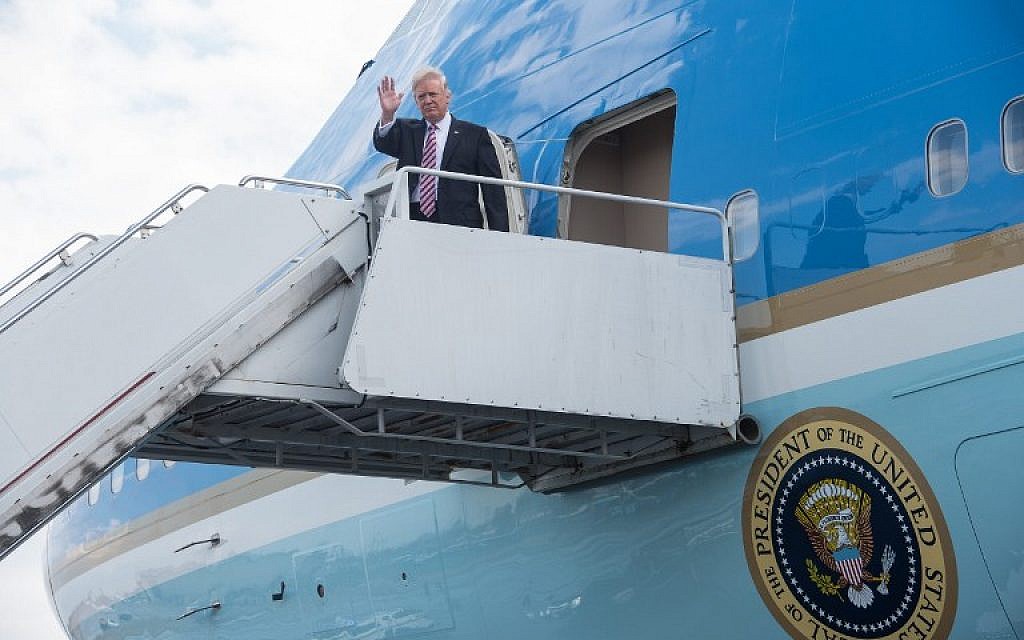 US President Donald Trump arrives in Philadelphia on January 26, 2017 to attend a Republican strategy retreat. / AFP PHOTO / NICHOLAS KAMM