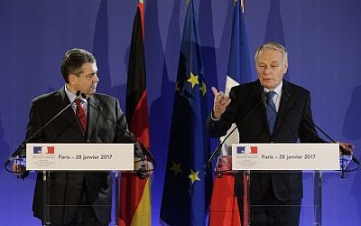 French Foreign Minister Jean-Marc Ayrault (R) holds a joint press conference with his German counterpart Sigmar Gabriel in Paris on January 28, 2017. ( AFP PHOTO / GEOFFROY VAN DER HASSELT)