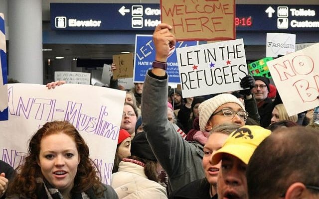 Protesters gather at Chicago O'Hare International airport on January 28, 2017.(AFP PHOTO / Derek R. HENKLE)