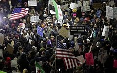 Demonstrators protest agaist President Trump's executive immigration ban at Chicago O'Hare International Airport on January 28, 2017. (AFP/ Joshua LOTT)