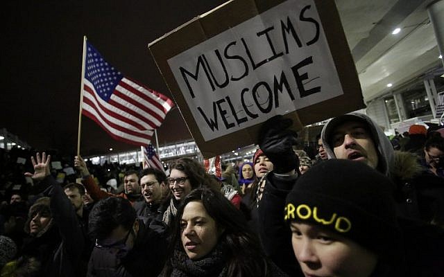 Demonstrators protest agaist US President Donald Trump's executive immigration ban at Chicago O'Hare International Airport, January 28, 2017. (AFP/Joshua LOTT) Demonstrators protest agaist US President Donald Trump's executive immigration ban at Chicago O'Hare International Airport, January 28, 2017. (AFP/Joshua LOTT)