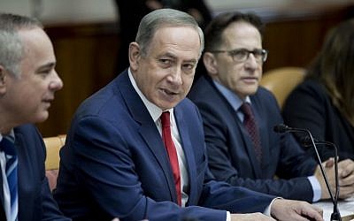 Prime Minister Benjamin Netanyahu, center, chairs the weekly cabinet meeting in Jerusalem on January 29, 2017.  AFP/POOL/ABIR SULTAN)