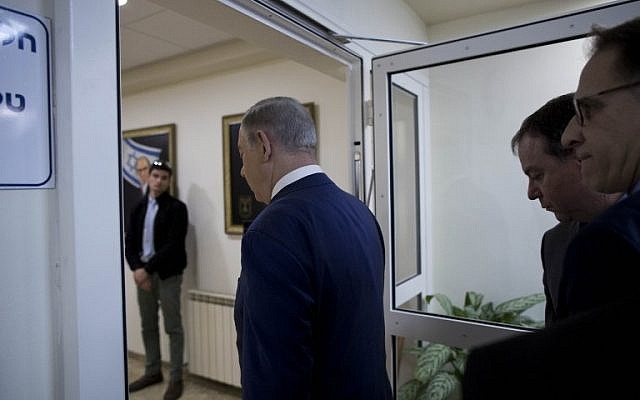 Prime Minister Benjamin Netanyahu (C) arrives to chair the weekly cabinet meeting in Jerusalem on January 29, 2017 (AFP PHOTO / POOL / ABIR SULTAN) Prime Minister Benjamin Netanyahu (C) arrives to chair the weekly cabinet meeting in Jerusalem on January 29, 2017 (AFP PHOTO / POOL / ABIR SULTAN)