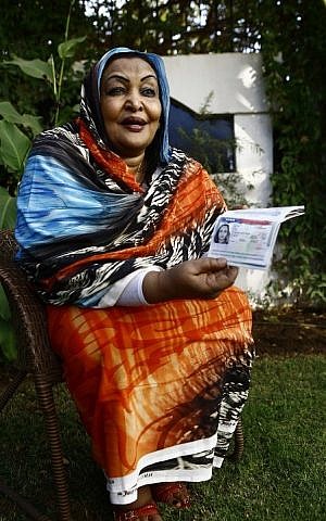 Sudanese citizen Fatima Abul Qasim Gash shows her US visa in her passport during an interview with AFP in Khartoum on January 29, 2017 after she was turned back at Doha airport after US President Donald Trump signed a sweeping executive order to suspend refugee arrivals and impose tough controls on travelers from Iran, Iraq, Libya, Somalia, Sudan, Syria and Yemen, speaks during an interview with AFP in Khartoum on January 29, 2017. (AFP PHOTO / ASHRAF SHAZLY)