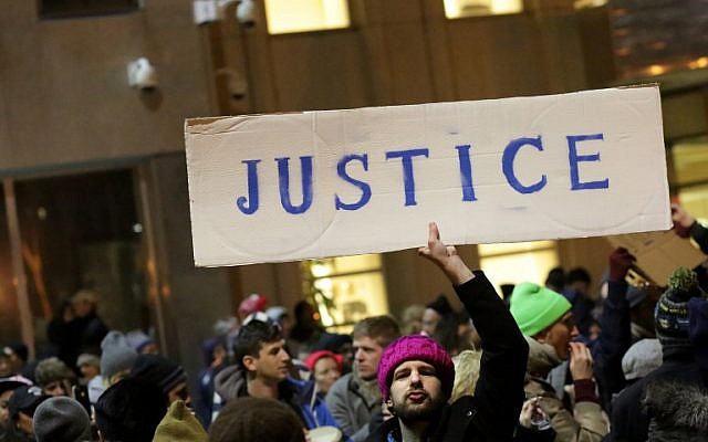 A crowd of protesters gathers outside of the Brooklyn Federal Courthouse as a judge hears a challenge against US President Donald Trump's executive ban on immigration from several Muslim countries, in Brooklyn, January 28, 2017. (Yana Paskova/Getty Images/AFP)