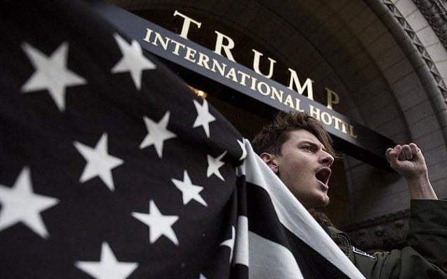 John Alfonso holds a black and white American flag during a protest in front of the Trump International Hotel Washington on January 29, 2017 in Washington, DC. Zach Gibson/Getty Images/AFP)