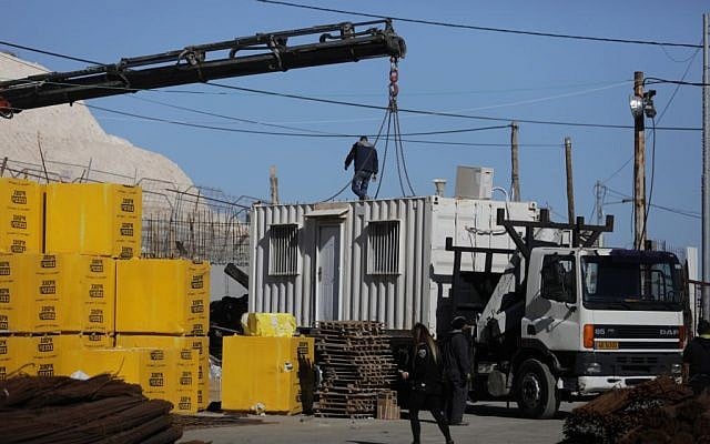 Authorities remove a temporary structure put up without permits from Jabel Mukaber on January 11, 2017. (Flash90)