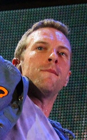 Chris Martin, performing with Coldplay, at the Naeba Ski Resort, Niigata, Japan, as part of the 2011 Fuji Rock Festival. (Christopher Johnson (globalite) on Flickr - "Fuji Rock photos: Coldplay" / Wikipedia)