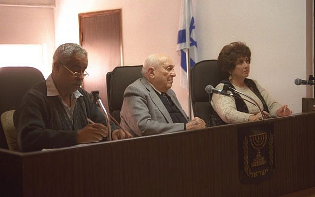 The third commission of inquiry investigating the disappearance of Yemenite children (L-R) Maj. Gen. (Res.) David Maimon, Judge Yehuda Cohen and Judge Dalia Koval. 1996. (Tsvika Yisraeli/GPO photo archives)