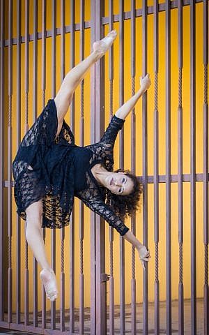 Eliana Girard has been a professional dancer since she is 17 years old, and came to Israel on Birthright in order to further examine her Jewish heritage (Courtesy Eliana Girard, a dancer who was worked with Cirque du Soleil and Taylor Swift, at the Western Wall with Birthright (Courtesy AtlasWon - Dyson)