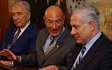 Arnon Milchan (center) with Shimon Peres (left) and Benjamin Netanyahu, March 28, 2005. (Flash90/File)