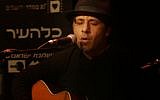 Meir Banai during a performance in Jerusalem in 2006 (Flash90)