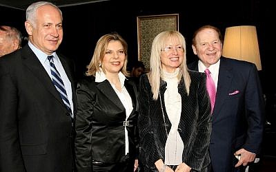 American billionaire Sheldon Adelson (R) and his wife Miriam meet then-head of the opposition Benjamin Netanyahu and his wife Sara Netanyahu at the Israeli Presidential Conference in Jerusalem. May 13, 2008. (Anna Kaplan /Flash90)