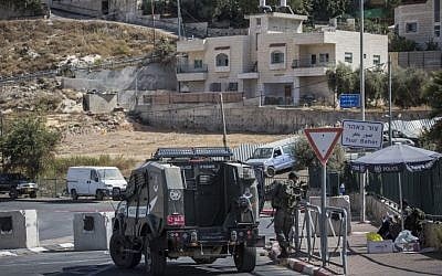 Israeli security forces patrol the entrance of the East Jerusalem neighborhood of Sur Baher in September 2015. (Hadas Parush/FLASH90 