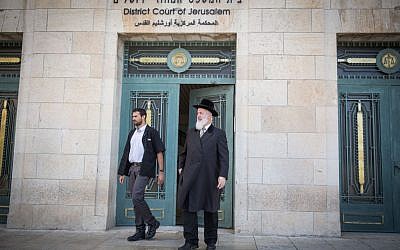 Former Chief Rabbi of Israel, Yona Metzger (r) seen at the Jerusalem District Court at the opening of his trial, where he is suspected of taking bribed, fraud, and involvement in criminal activities, on March 10, 2016. (Hadas Parush/Flash90) Former Chief Rabbi of Israel, Yona Metzger (r) seen at the Jerusalem District Court at the opening of his trial, where he is suspected of taking bribed, fraud, and involvement in criminal activities, on March 10, 2016. (Hadas Parush/Flash90)