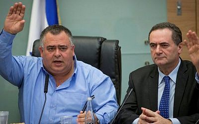 Coalition Chairman David Bitan seen with Transportation Minister Yisrael Katz (R) during a Knesset committee meeting in the Knesset, on March 23, 2016 (Yonatan Sindel/Flash90)